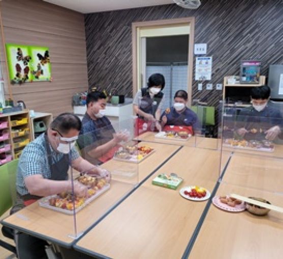 성인주간보호2반 ~요리활동모습입니다