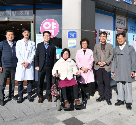 [지역]SNNC지정기탁사업 무장애약국 현판식 실시