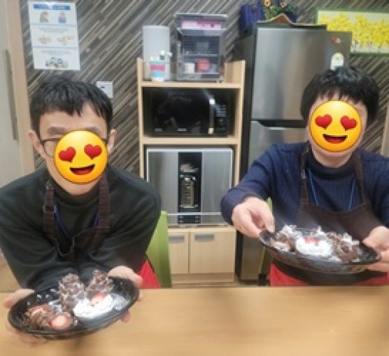 성인주간보호2반~~딸기쵸코 케익 만들기를 했어요