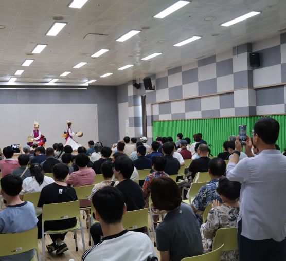 🎶 복지관에 울려 퍼진 신명 나는 우리 가락! 전남국악단과 함께한 ‘찾아가는 국악공연’ 🎶