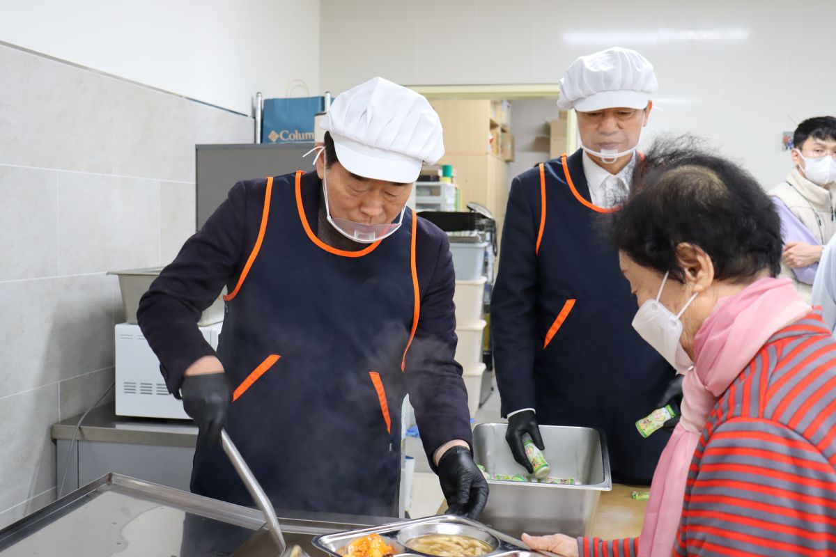 서동용국회의원, 점심 배식 봉사활동 진행