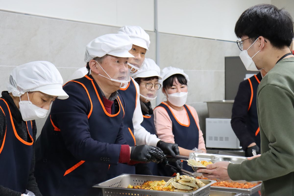 서동용국회의원, 점심 배식 봉사활동 진행