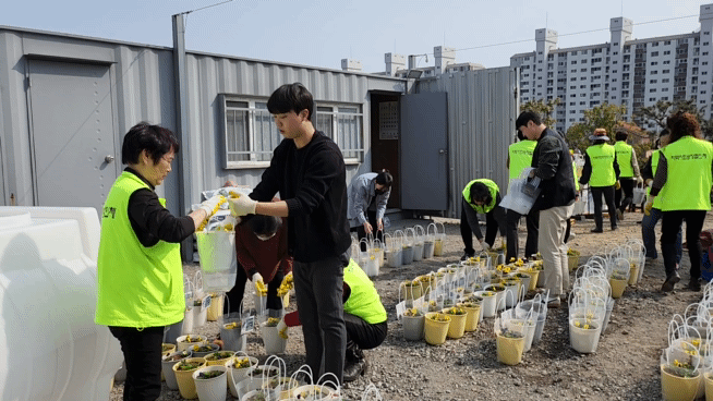 [지역] 주민조직지원사업 '찾아가는 봄꽃 화분 취약계층 300개 전달'