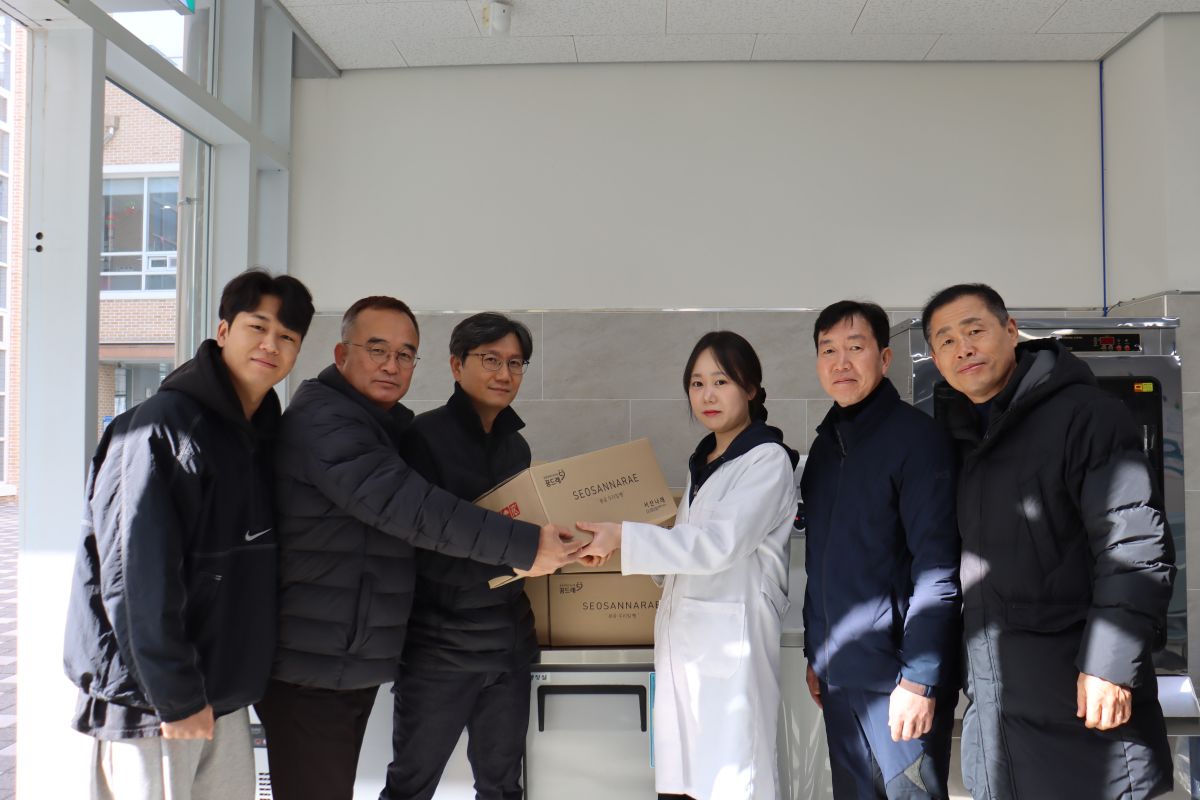 포스코 엠텍, 복지관 식당에 200개 빵 후원 및 봉사진행