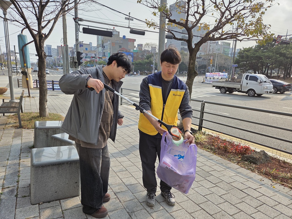 따뜻한 봄날, 함께 걸으며 만든 깨끗한 변화 🌱