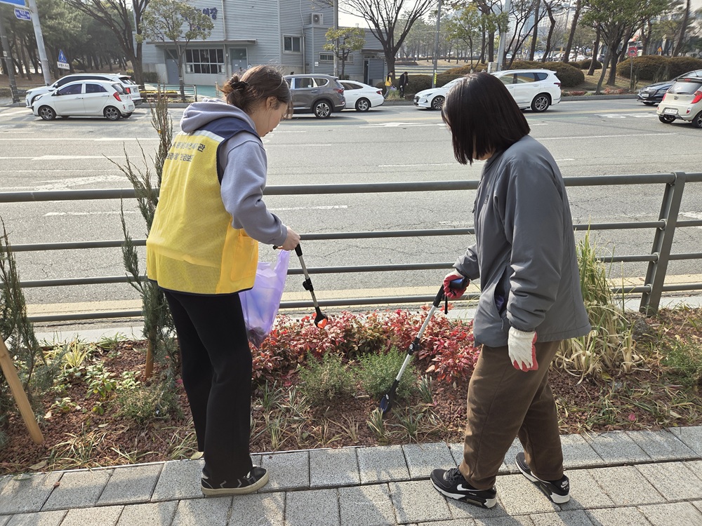 따뜻한 봄날, 함께 걸으며 만든 깨끗한 변화 🌱