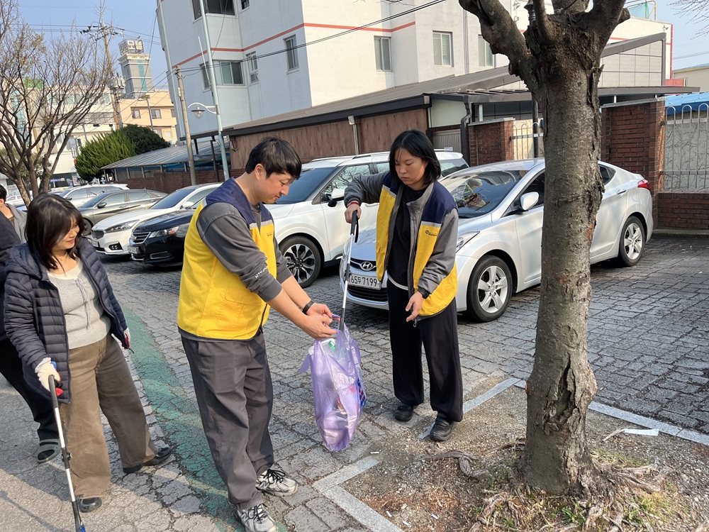 따뜻한 봄날, 함께 걸으며 만든 깨끗한 변화 🌱